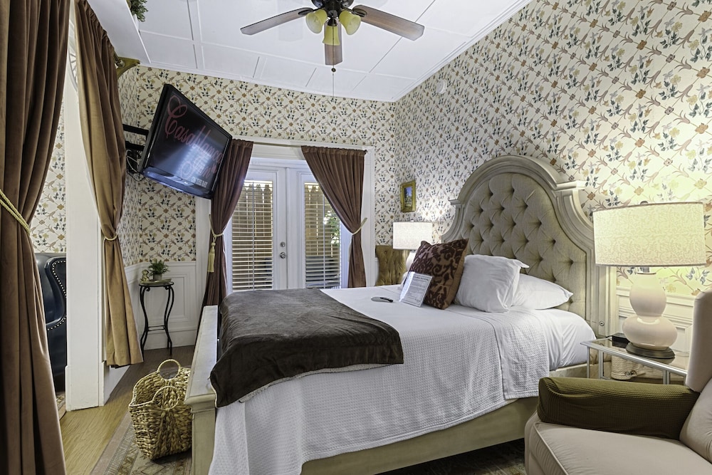Romantic Room, 1 Queen Bed, Patio, Ground Floor