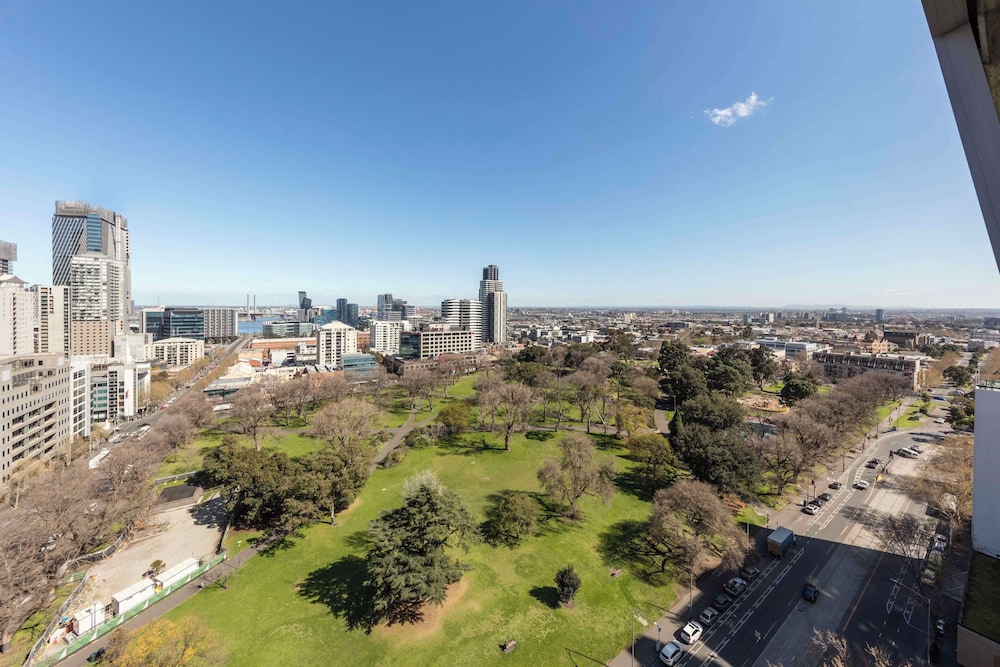 Studio Apartment -Park View & Balcony