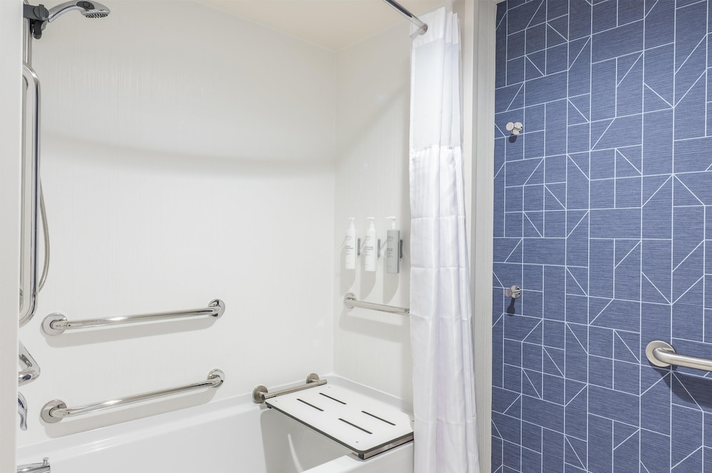 Room, Multiple Beds, Accessible (Mobility, Roll-In Shower) photo 3