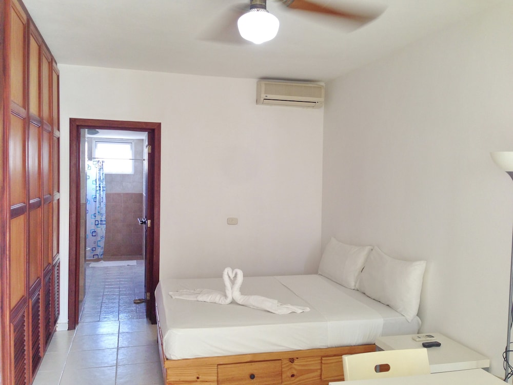 Classic Studio, 1 King Bed, Pool View