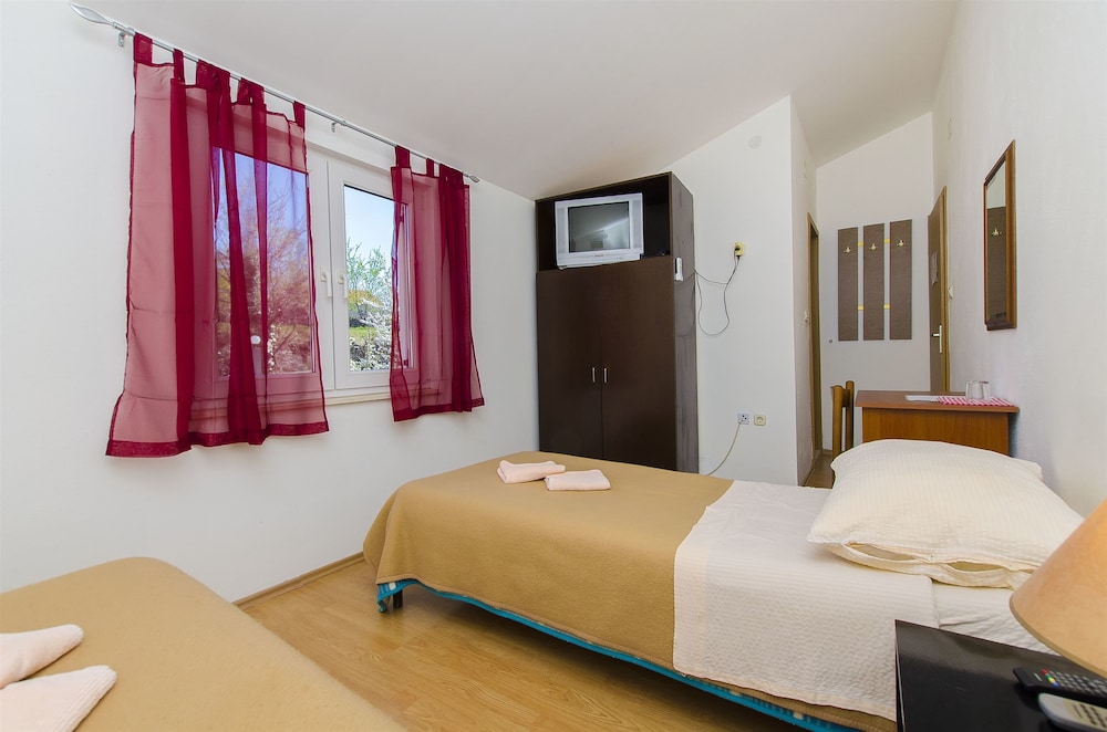 Room (S1) photo 2