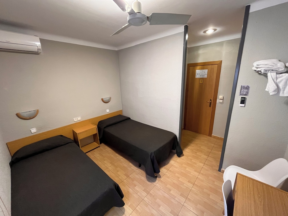 Classic Double Room, 2 Twin Beds photo 3