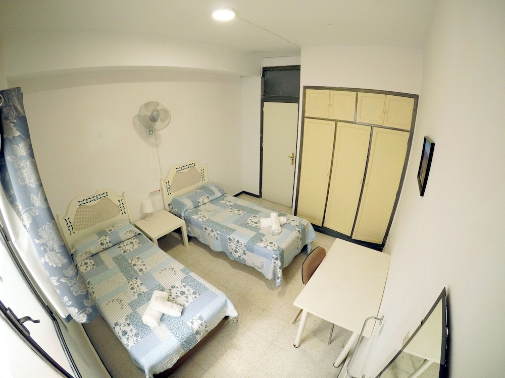 Cama gemela y baño compartido