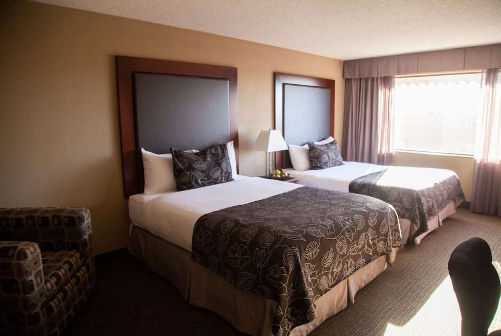 Room, Pool View, Balcony, 2 Queen Beds - Photo 1