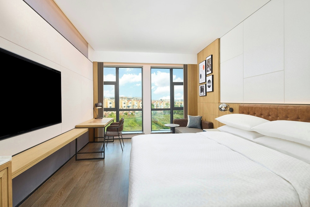 Superior Room, 1 King Bed, Garden View