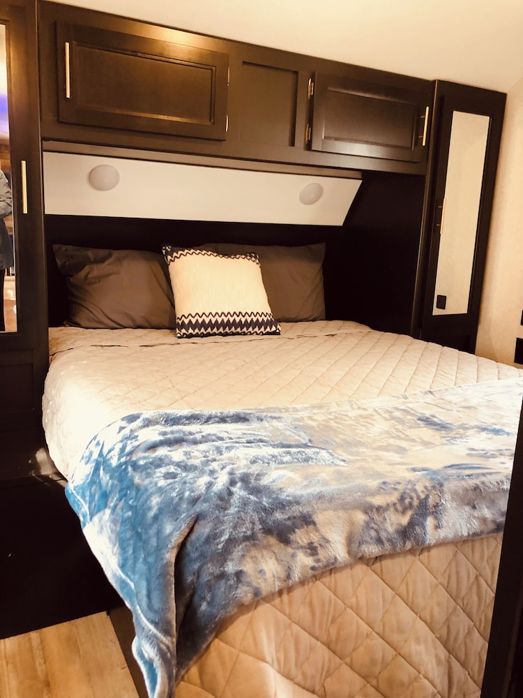Deluxe Mobile Home, Multiple Beds