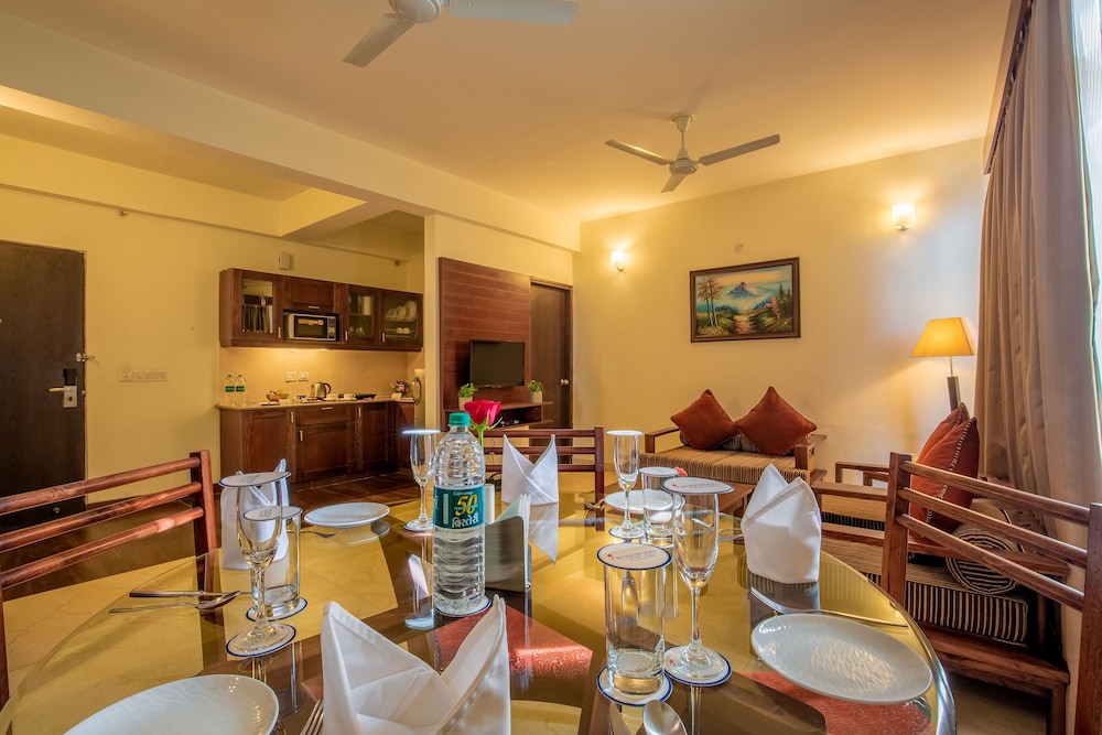 Luxury Suite, 1 Bedroom, Kitchenette, Mountain View photo 2