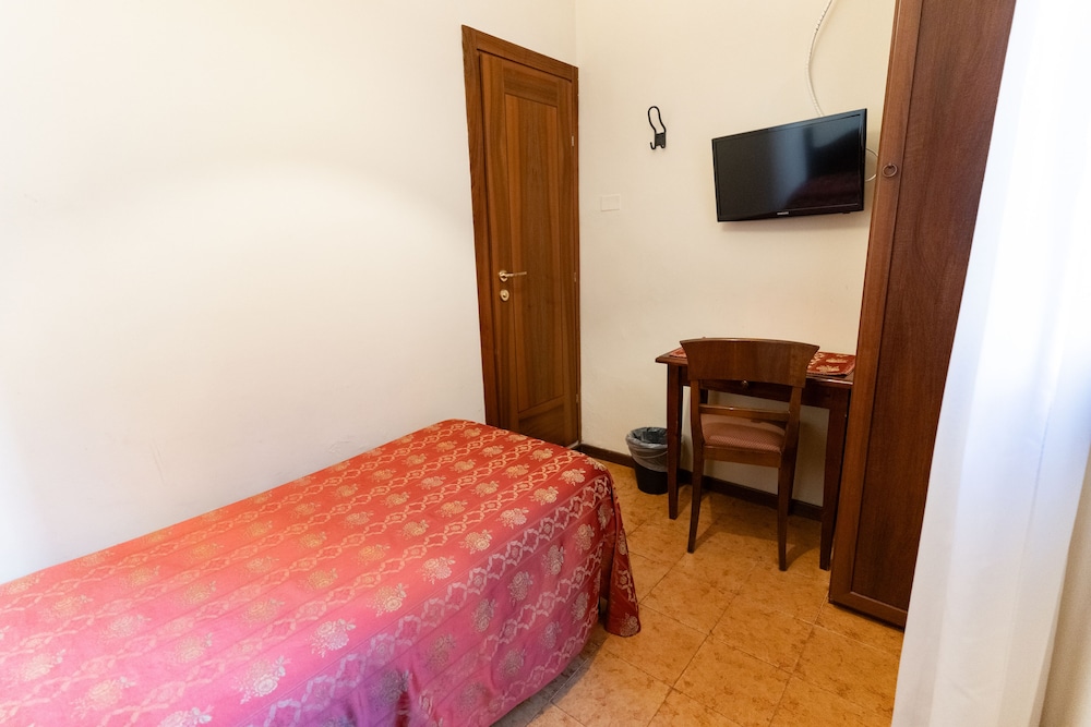 Basic Single Room, 1 Twin Bed, Ensuite, Garden View photo 2