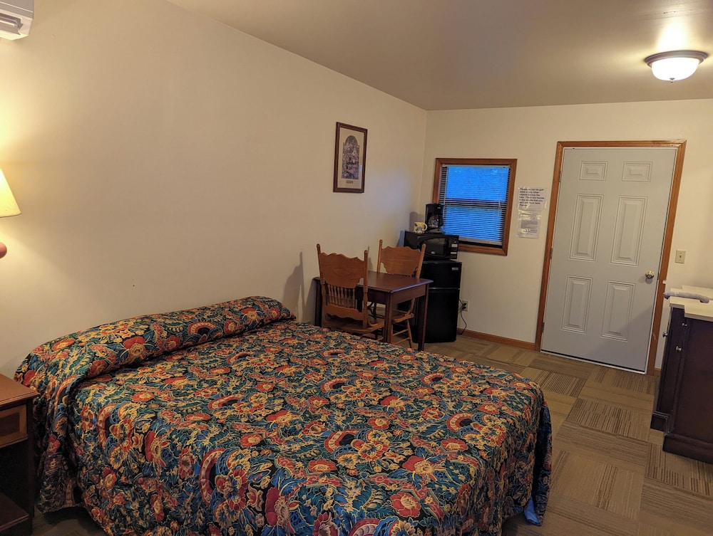 Basic Room, 2 Queen Beds photo 2