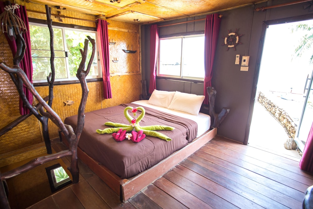 Boat Style Room with Garden View