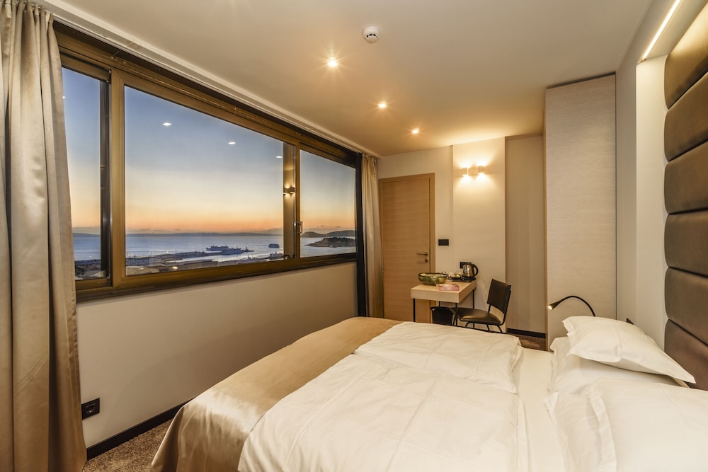 Deluxe Suite photo 1