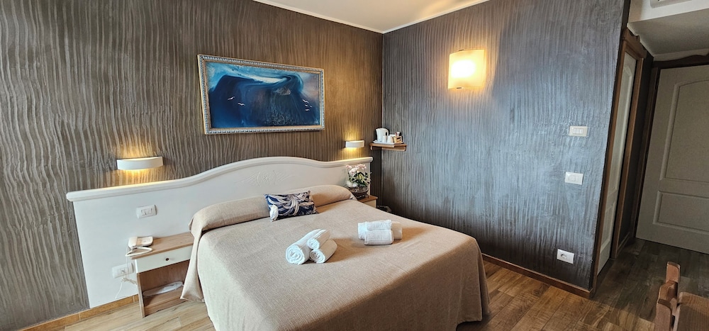 Superior Double Room, Lake View (Queen n.7), photo 6