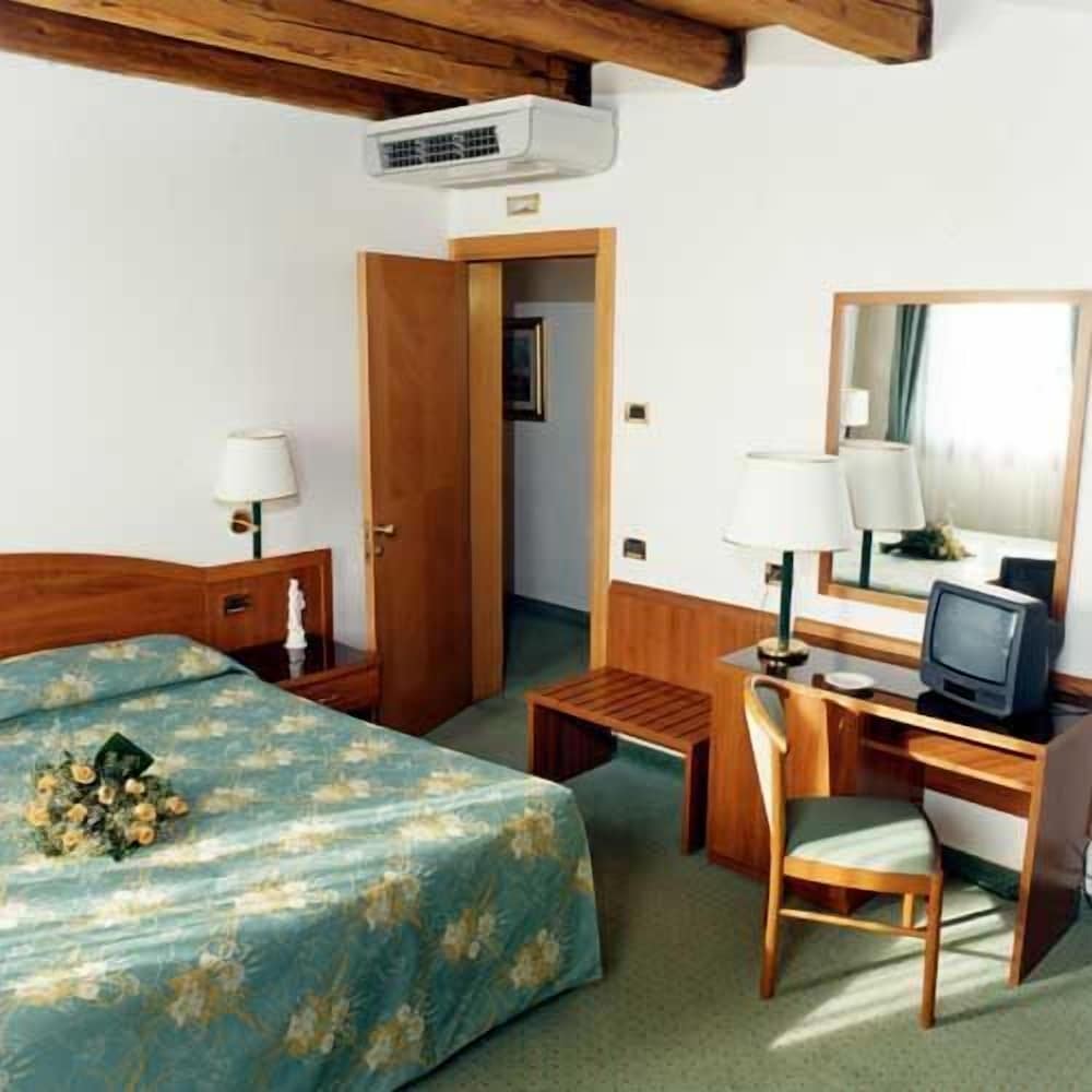 Deluxe Double Room Single Use photo 2