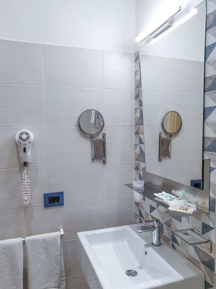 Standard Double or Twin Room - Photo 15