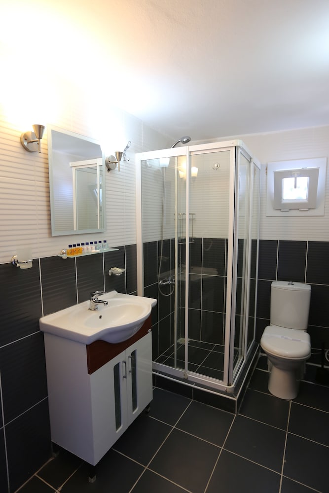 Economy Triple Room photo 3