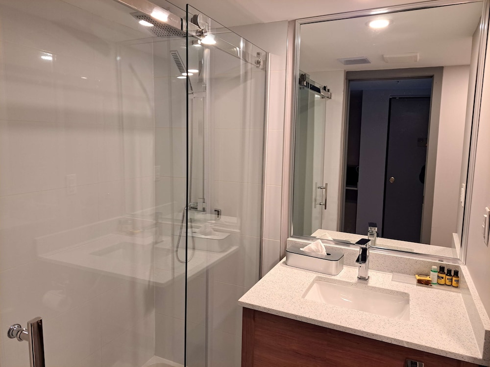 Executive Room, 1 King Bed, Non Smoking (Shower Only) - Photo 4