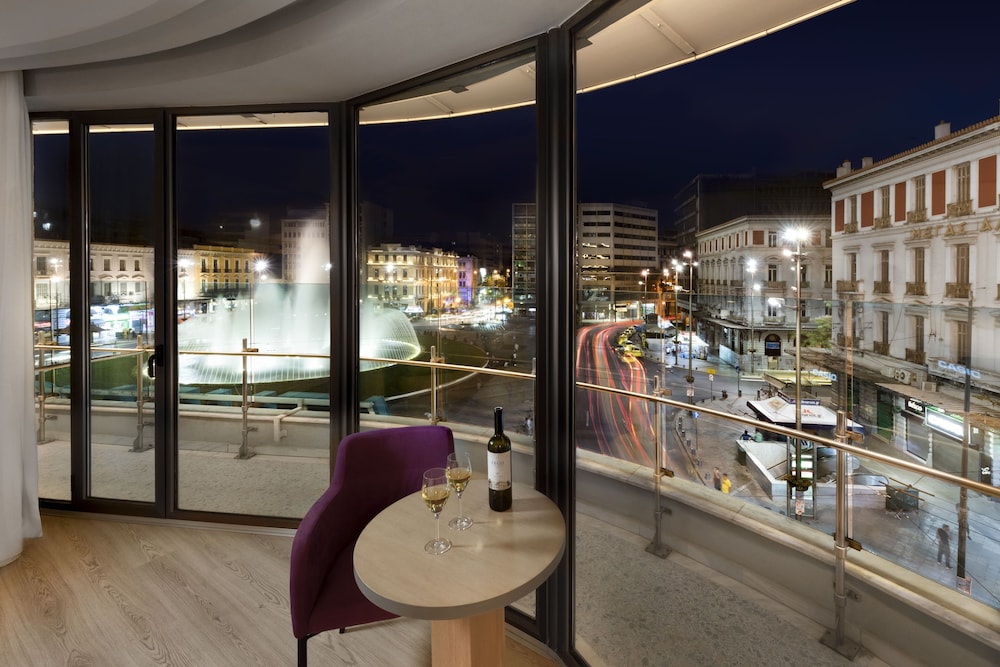 Corner Suite Fountain View thumbnail 6
