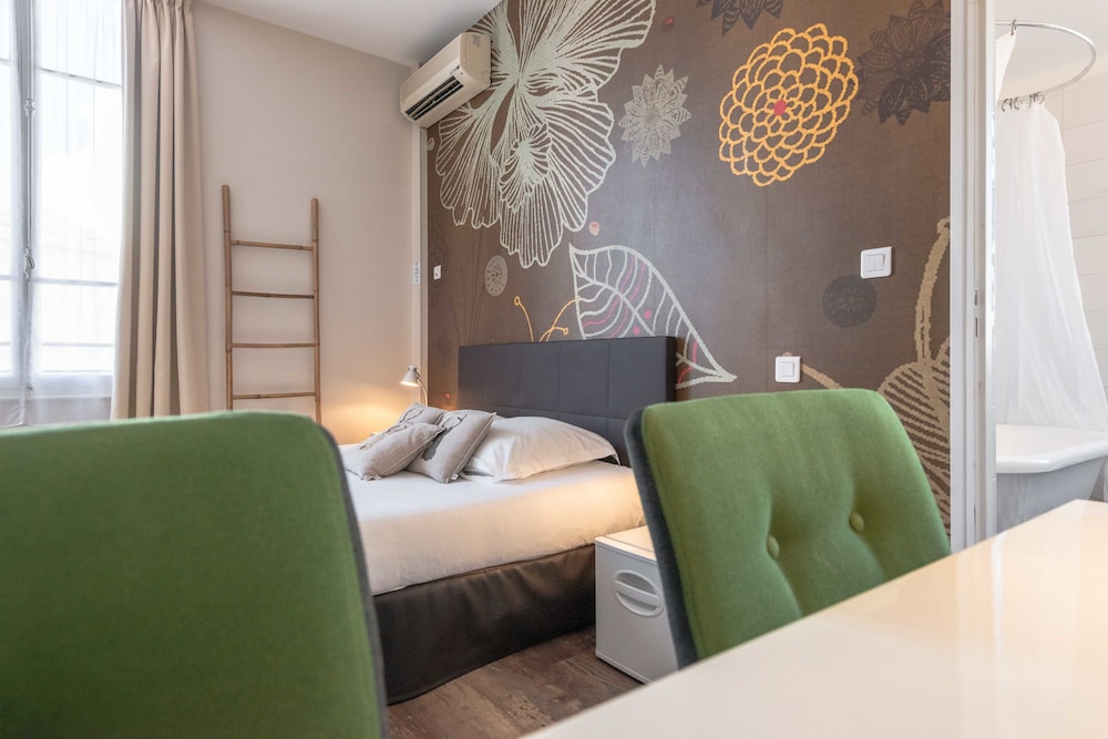 Large double bedroom with bath photo 1