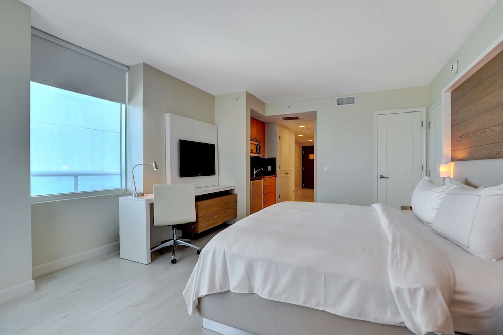 Deluxe Suite, 1 King Bed, Bay View