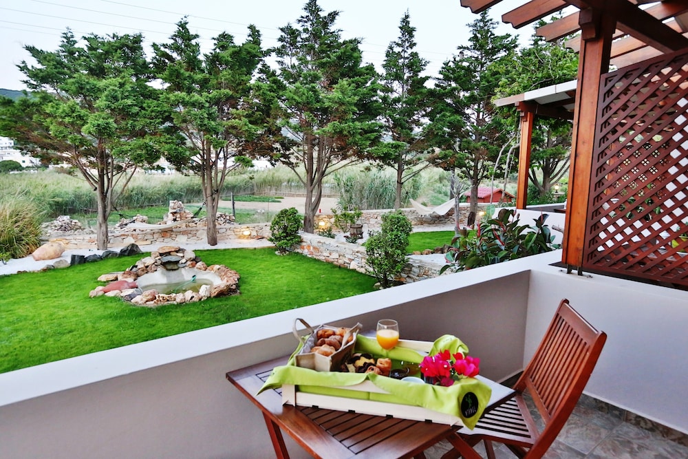 Basic Studio, 1 Bedroom, Hot Tub, Garden View (4 Adults) photo 2