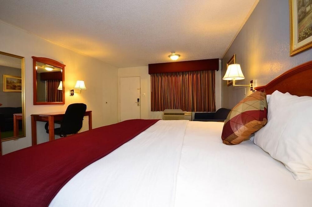 Standard Room, 1 King Bed With Sofa Bed, Smoking, Refrigerator & Microwave (With Sofabed) - Photo 1