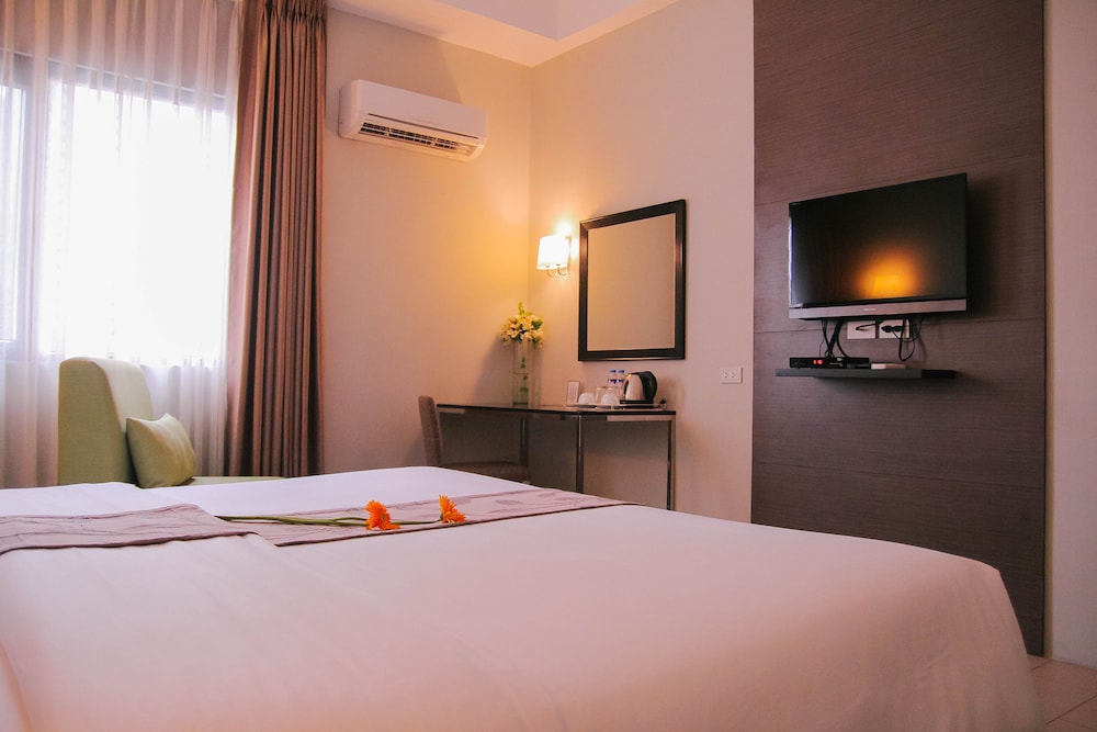 Deluxe Room, 1 King Bed photo 2