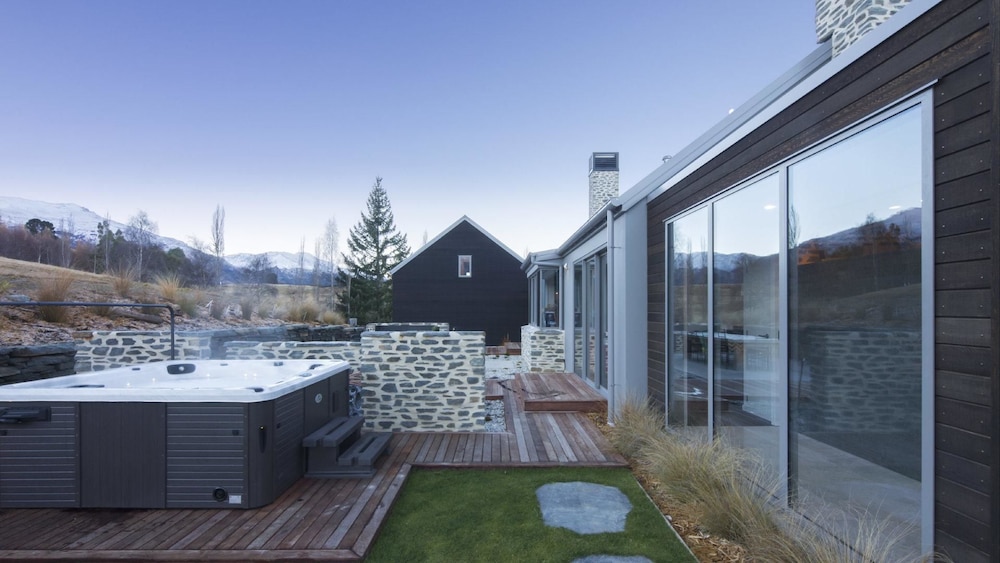 House, Multiple Beds (Luxury at Coronet) photo 3