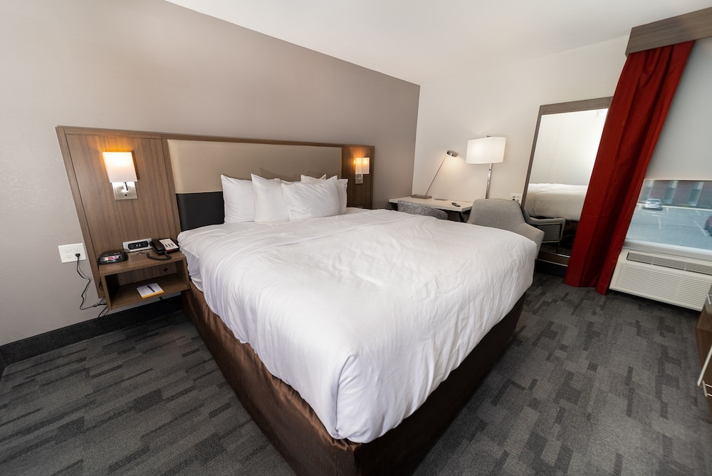 Standard Room, 1 King Bed, Non Smoking - Photo 7