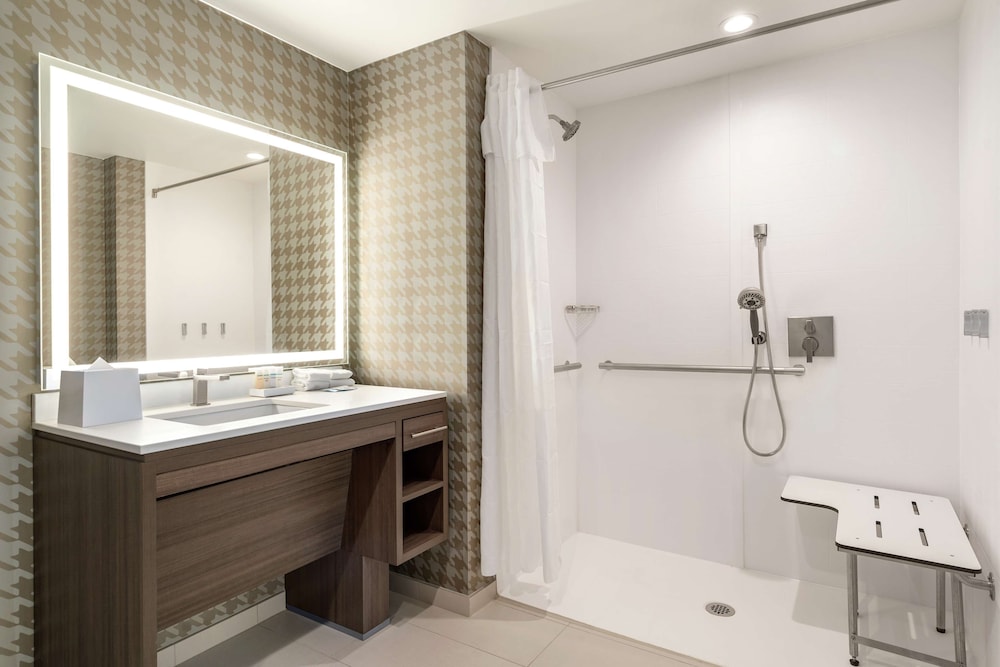 Studio, 1 King Bed, Accessible (Roll-In Shower) - Photo 6
