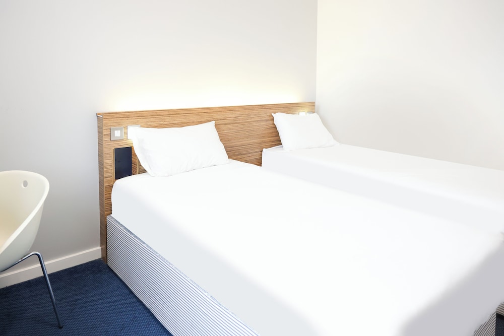 Standard Twin Room - Photo 3