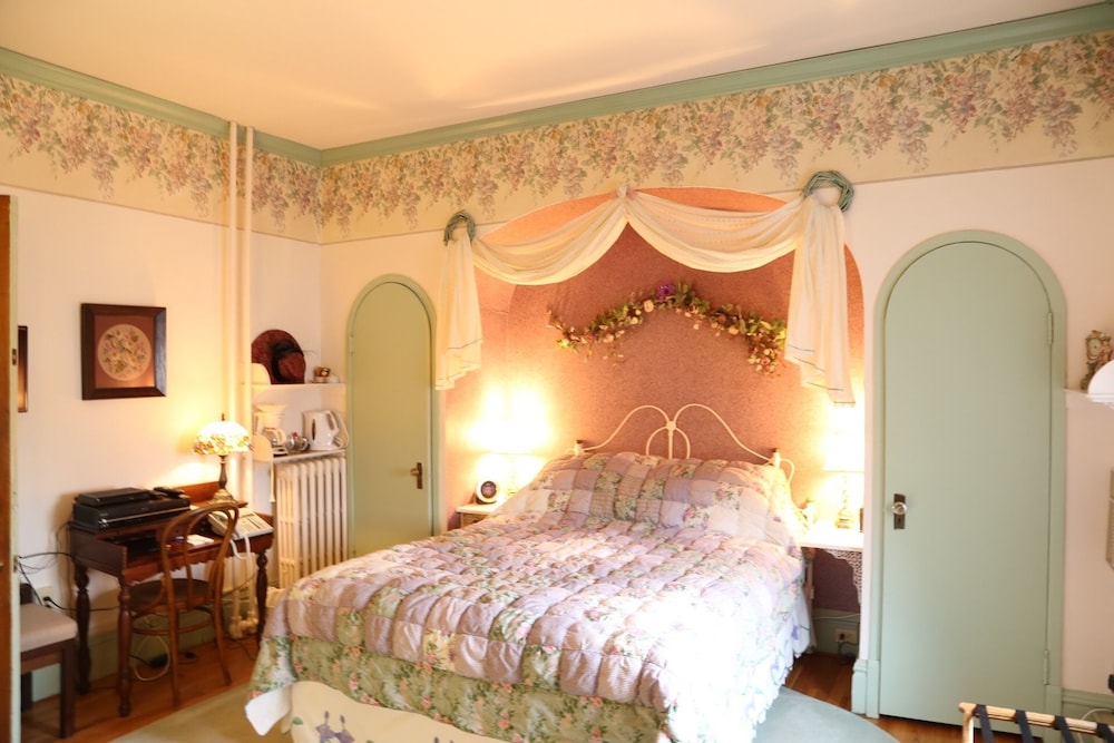 Victorian Room, 1 Queen Bed, Second Floor