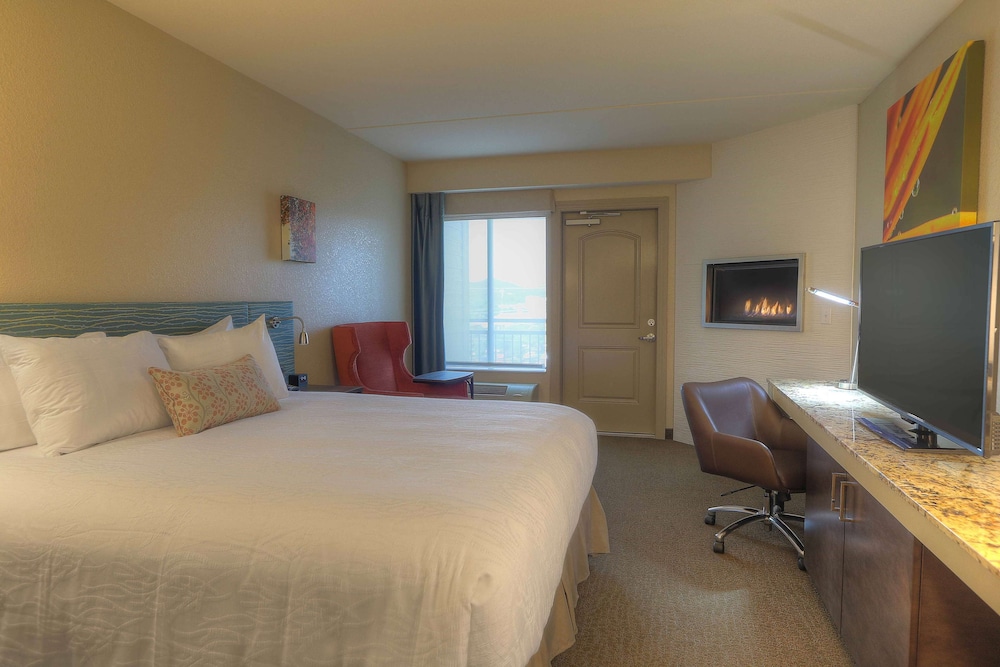 Deluxe Room, 1 King Bed, Accessible, Balcony (Hearing) photo 2