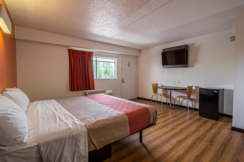 Standard Room, 1 Queen Bed, Non Smoking - Photo 7