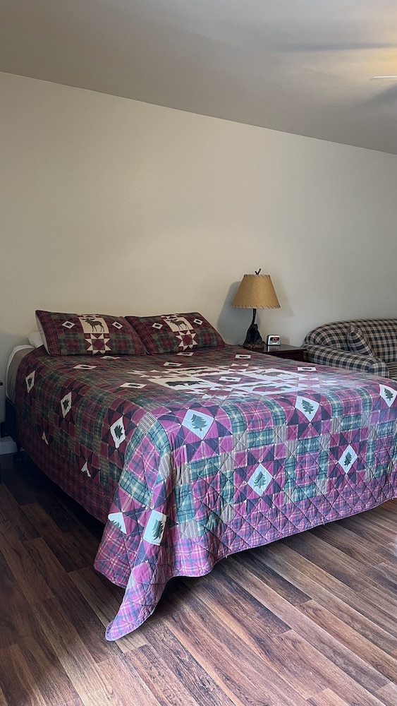 Basic Cabin 3, 1 Queen Bed, Non Smoking, Private Bathroom photo 3