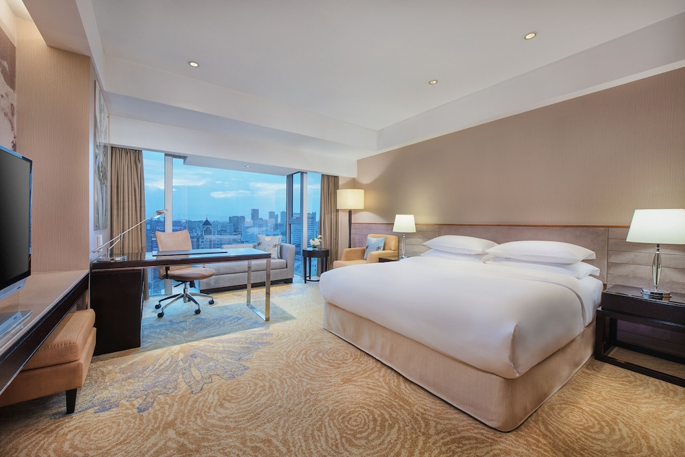 Premium Room, 1 King Bed - Photo 3