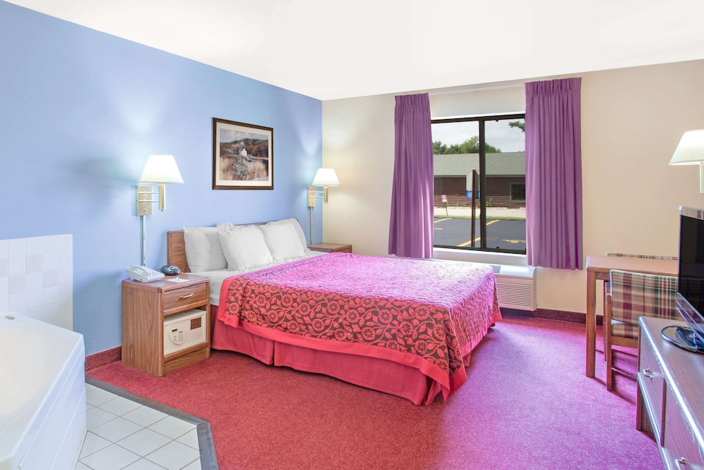 Studio Suite, 1 King Bed, Non Smoking - Photo 2
