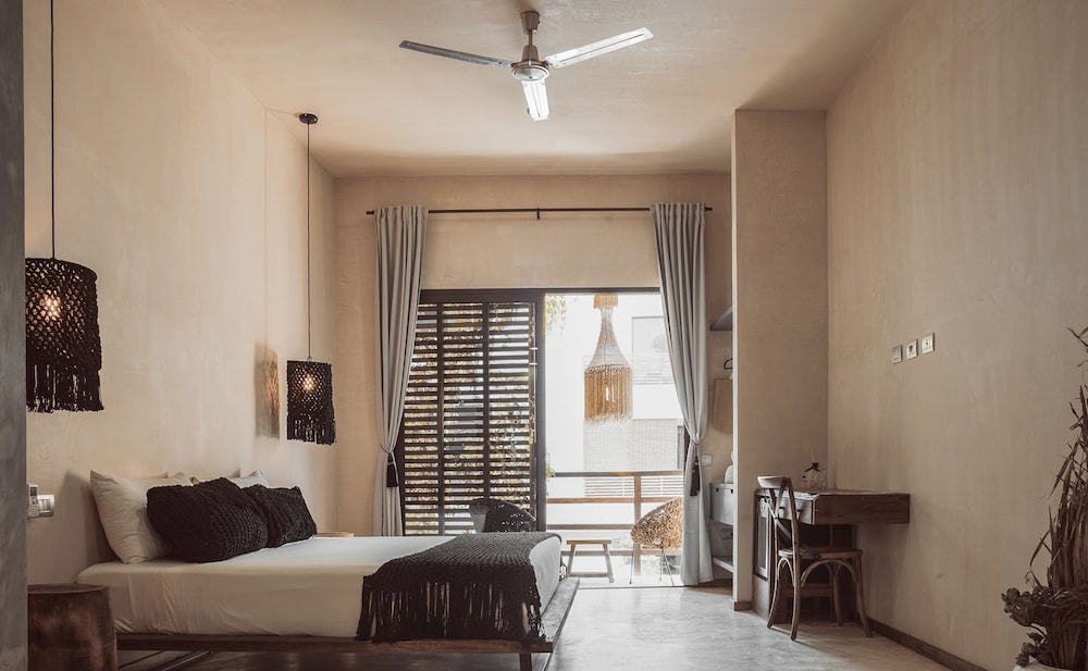 Deluxe Double Room, 1 King Bed, Pool View