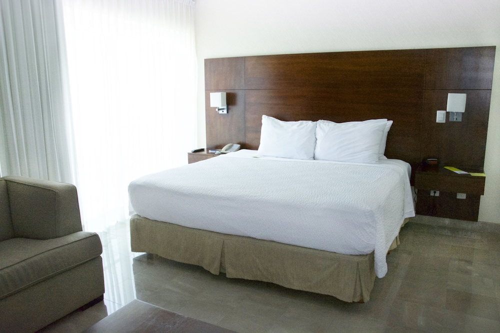 Junior Suite, 1 King Bed with Sofa bed, Balcony, City View (Balcony) photo 3