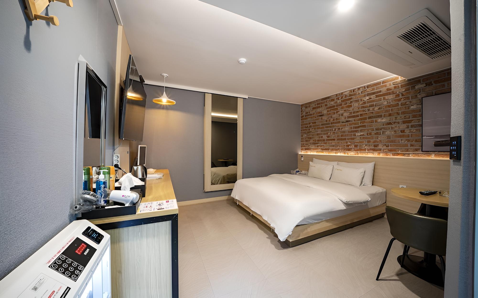 Room (Premium (Netflix/1PC/Smart TV/Bathtub) photo 1