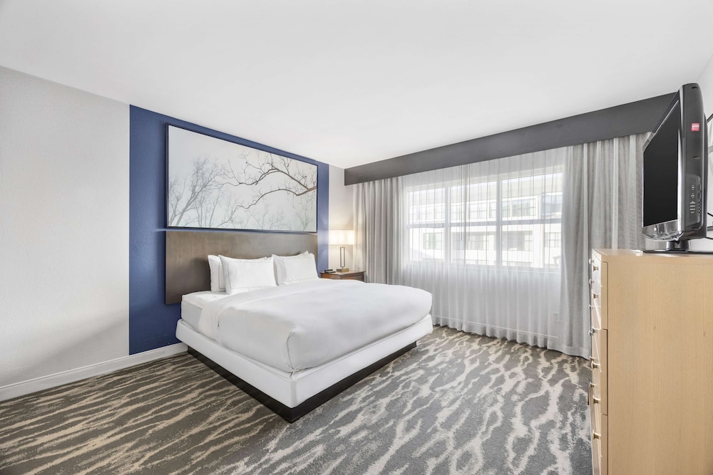 Junior Suite, 1 King Bed - Photo 2