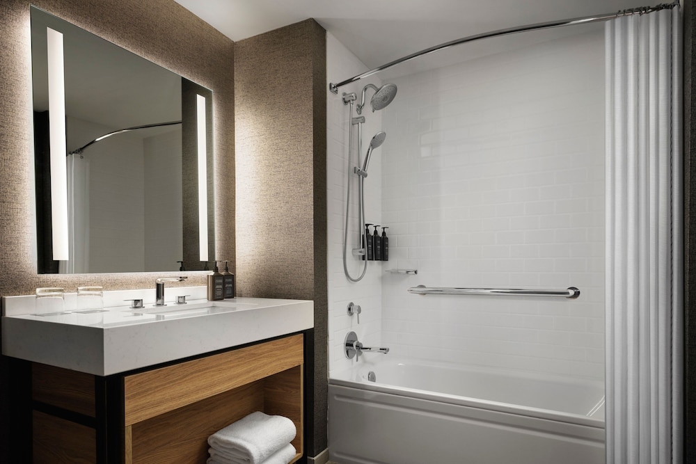 Deluxe Room, 1 King Bed, Bay View (Mobility/Hearing Accessible, Tub) - Photo 6