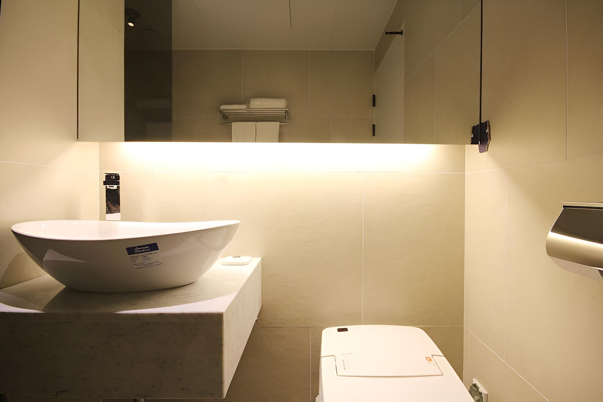 Room (Premium A (OTT King Bed)) - Photo 3