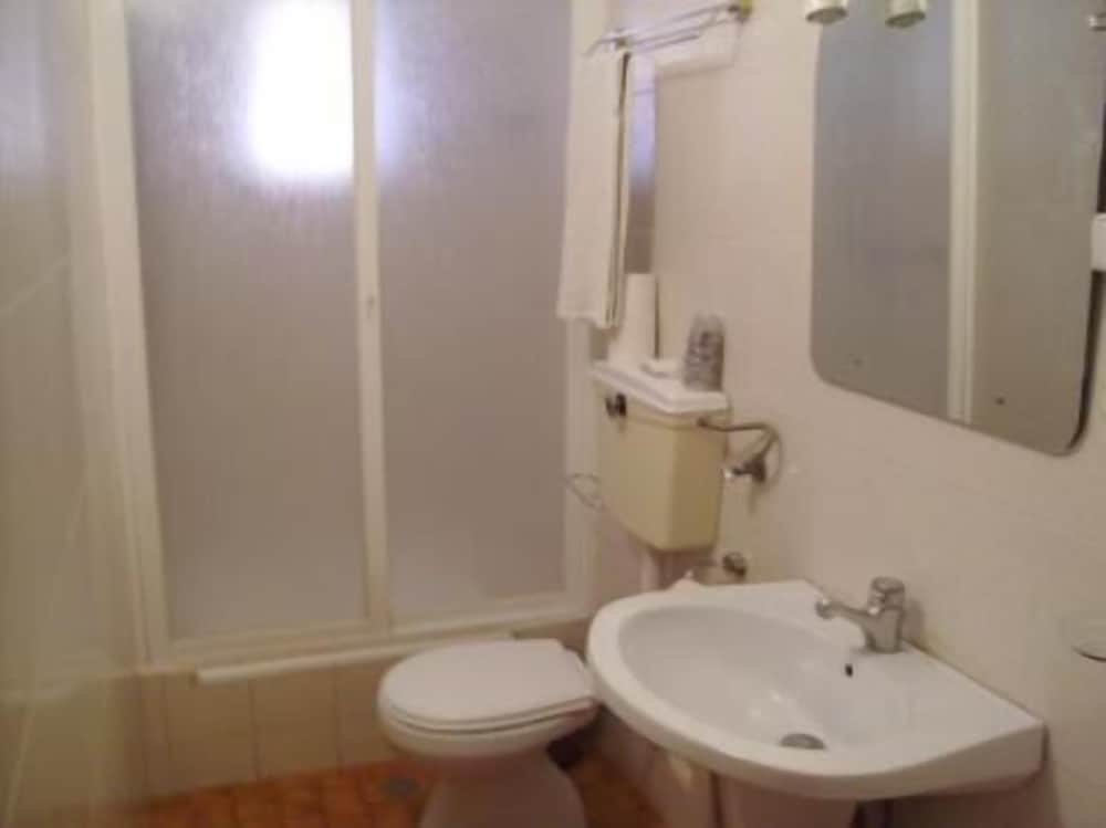 Economy Quadruple Room photo 1