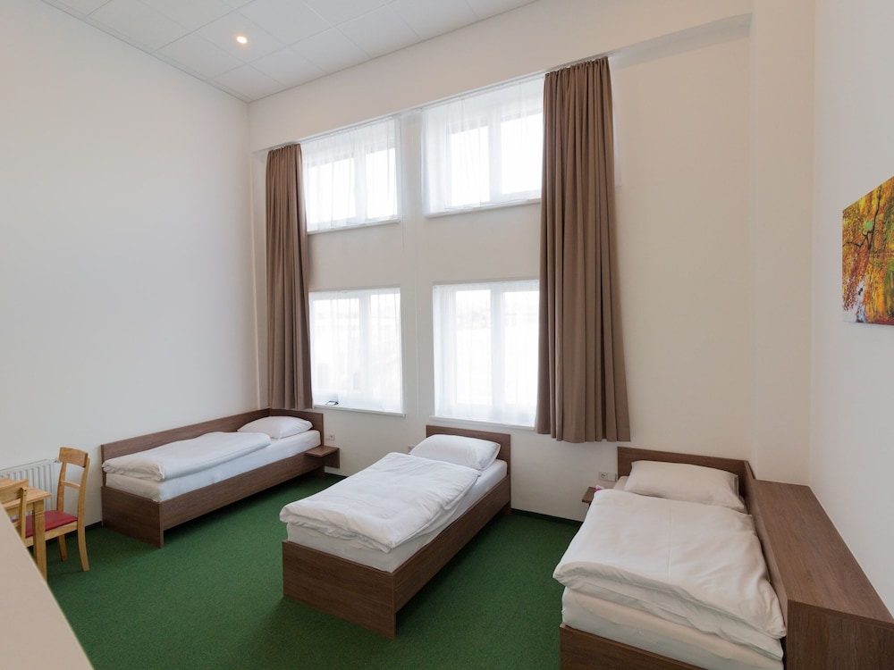 Basic Quadruple Room photo 3