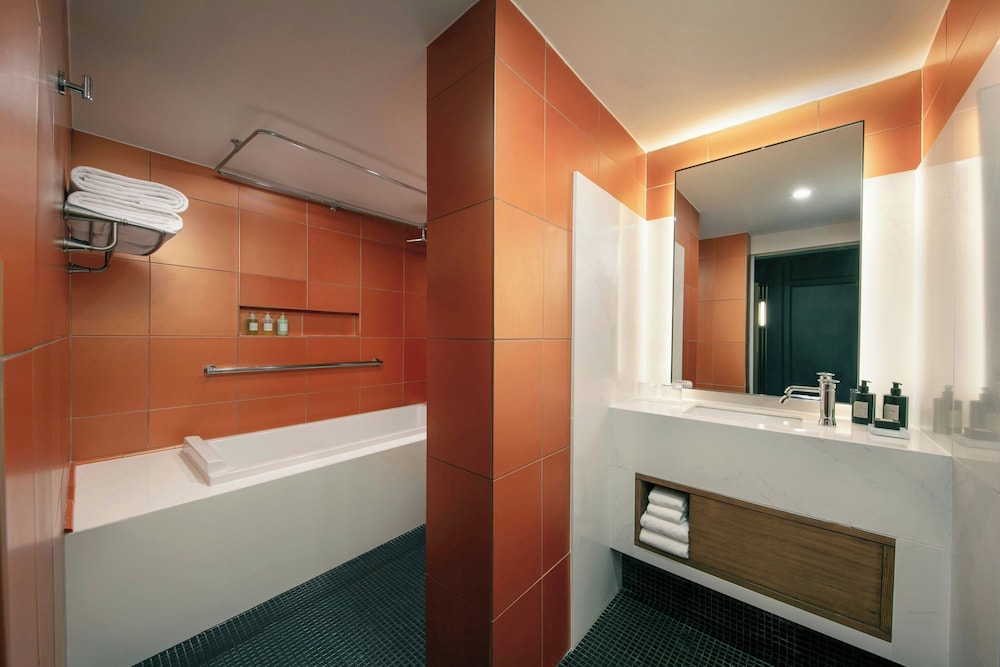 Suite, 1 Bedroom, Balcony - Photo 6