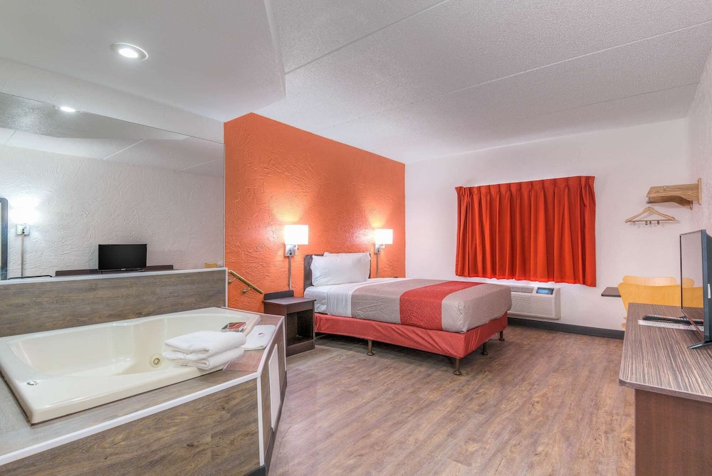 Deluxe Suite, 1 Queen Bed, Non Smoking, Hot Tub photo 3