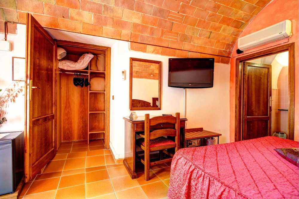Economy Double Room photo 3