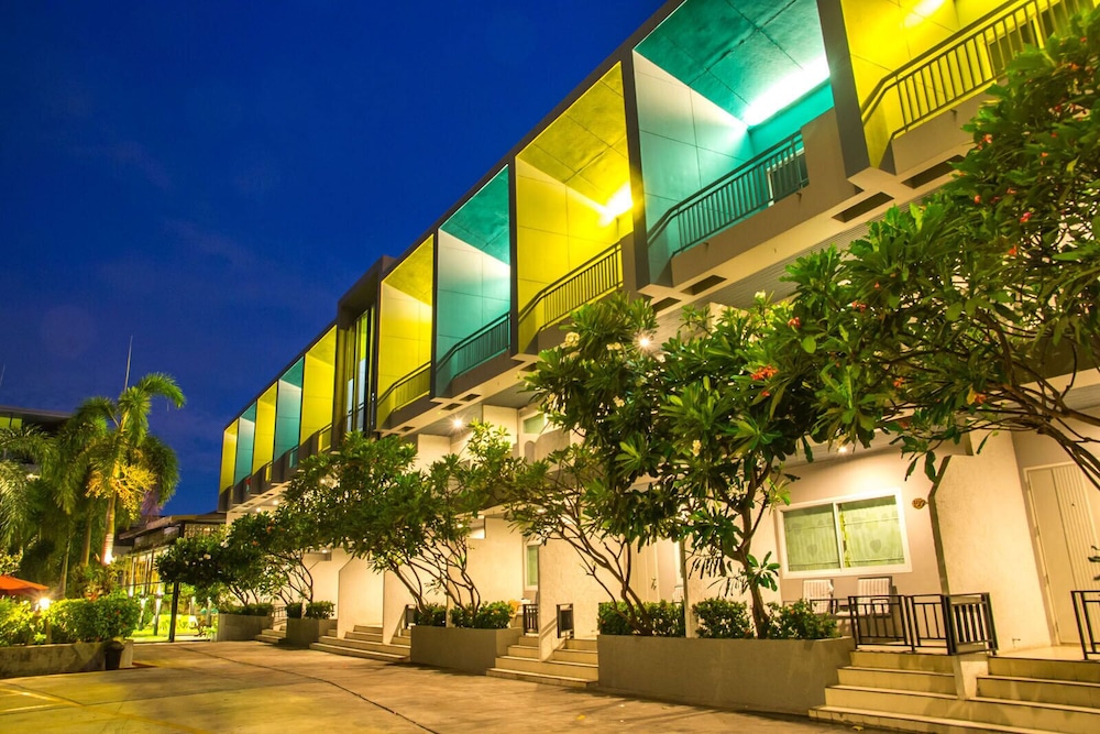 Premier Double or Twin Room, 1 King Bed, Non Smoking, Pool View photo 2