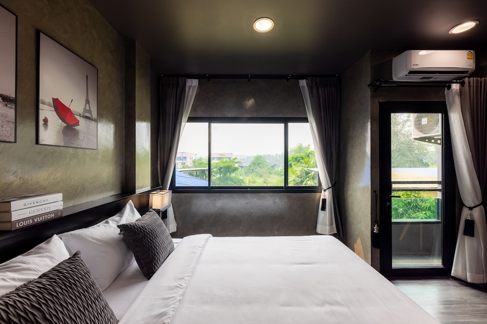 Standard King Room - Photo 13