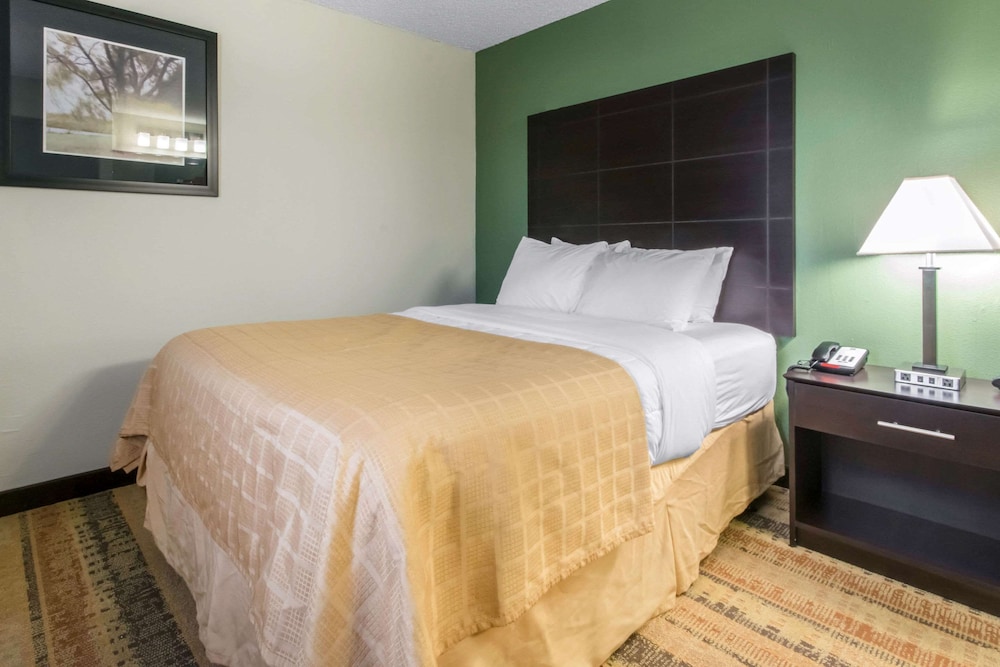 Standard Room, 1 Queen Bed, Non Smoking photo 2
